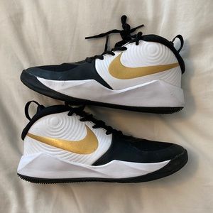Nike Team Hustle basketball shoes - Size 3.5Y